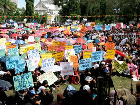 300,000 Moro peace advocates gathered all over key cities in Mindanao to call for the resumption of GRP-MILF peace talks and respect the  Bangsamoro people\'s right to self-determination during a rally in City Plaza, Cotabato City. Wide rally for peace is spearheaded by Mindanao Alliance for Peace (MAP), an alliance of Moro organizations and individuals.